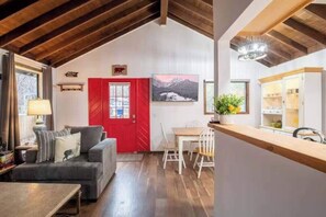 TV, fireplace, offices - Pines Cottage Hot Tub Fire Pit Sleeps 6 (Big Bear Lake)
