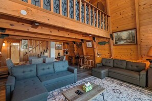 TV, fireplace - Lakeview Cabin W Fireplace & Near to Village (Big Bear Lake)