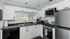 Cafetera/tetera, refrigerador, microondas, horno