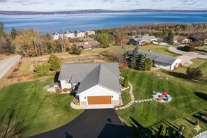 Exterior - Design-forward Lake Views Bay Harbor (Petoskey)