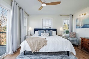 Free WiFi, bed sheets - Design-forward Lake Views Bay Harbor (Petoskey)