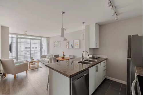 Stylish Suite by the Arena & Bites