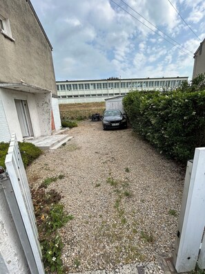 Property grounds - House next to Alstom near the Belgian border, 30 minutes from pairy daisa. (Crespin)