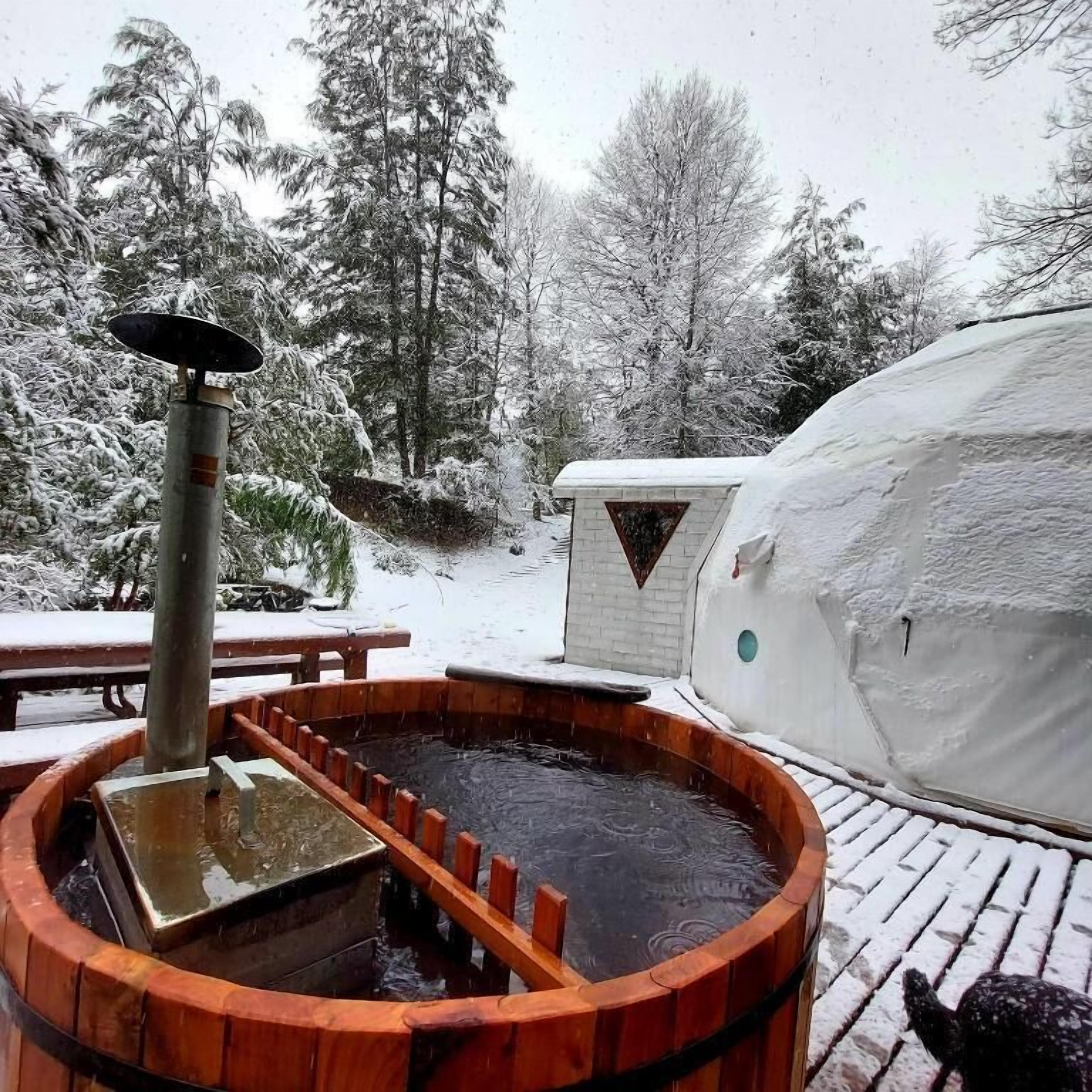 Bañera de hidromasaje al aire libre