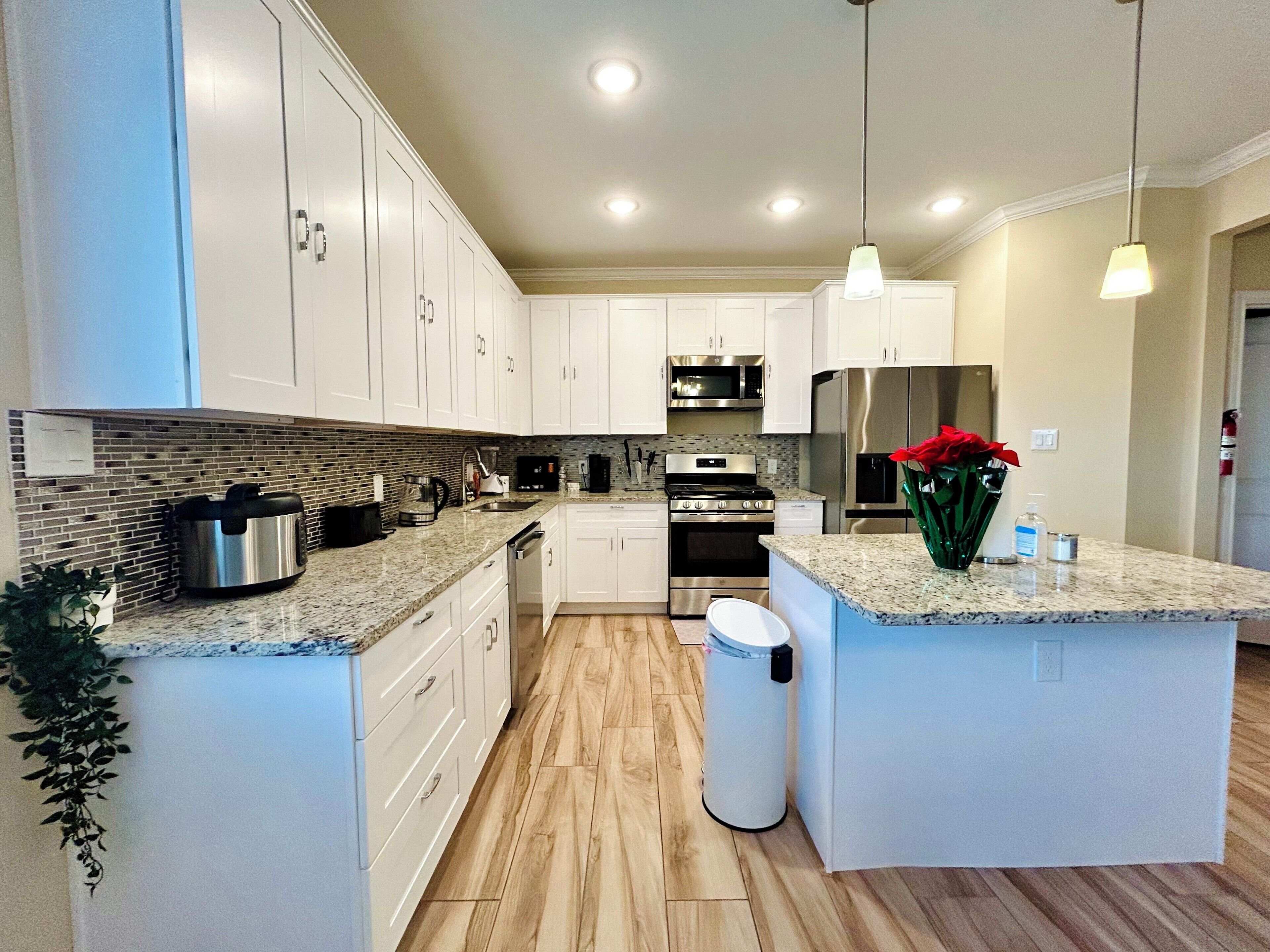 Køleskab, mikrobølgeovn, ovn, kogeplade