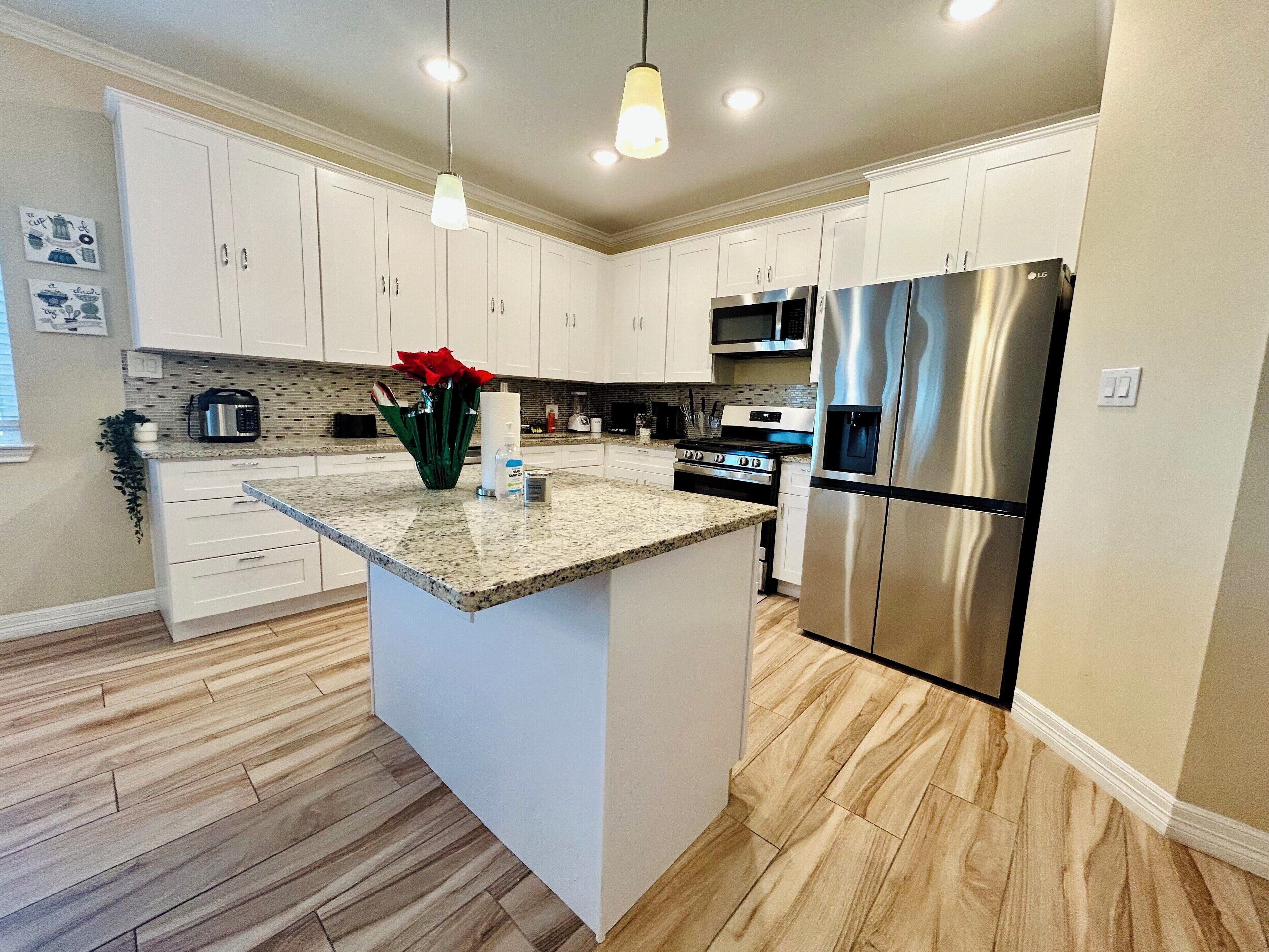 Køleskab, mikrobølgeovn, ovn, kogeplade