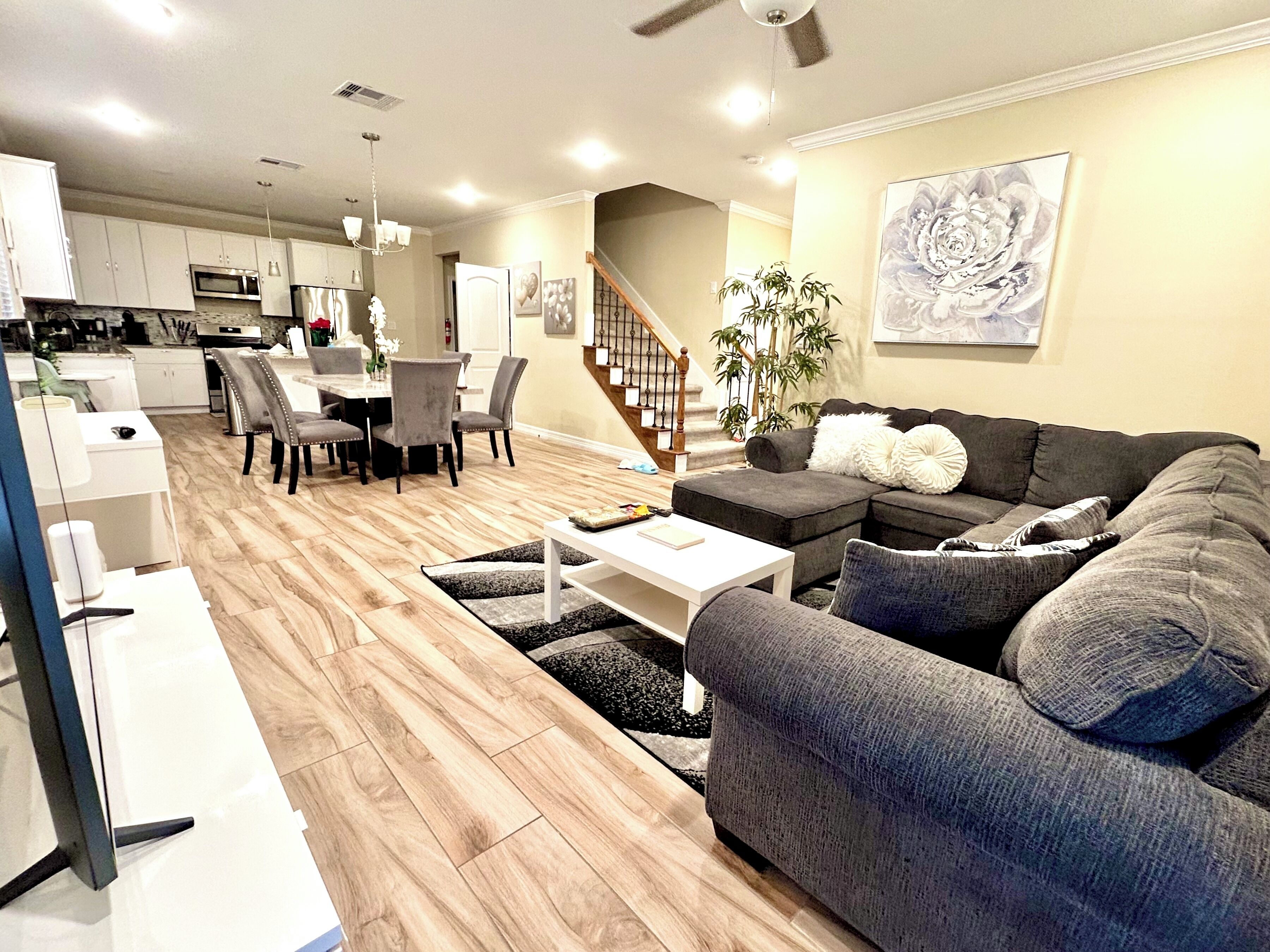 Televisor intel·ligent i llibres 