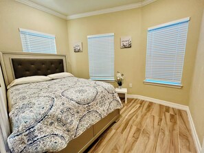 5 habitaciones, tabla de planchar con plancha y cuna de viaje 