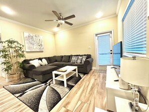 Smart TV, books - New Spacious Calm 5BR-Sleeps 10 Family Retreat by Chinatown Southwest Houston (Houston)