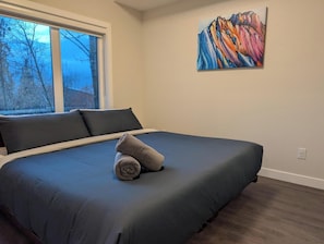 Escritorio, tabla de planchar con plancha, wifi gratis y ropa de cama