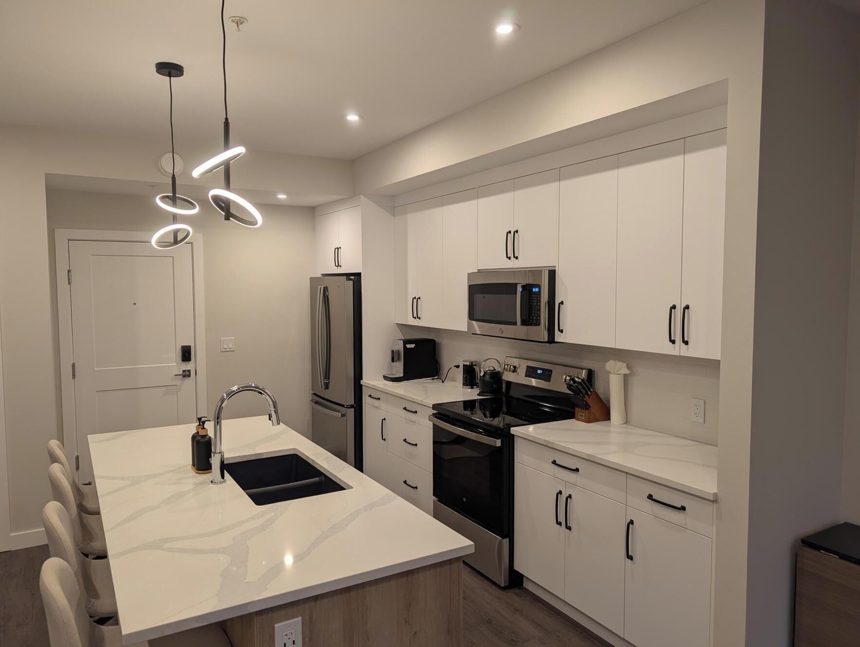 Een koelkast, een microgolfoven, een oven, een kookplaat