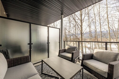 Downtown Golden Serenity Suite – Riverstone Condo
