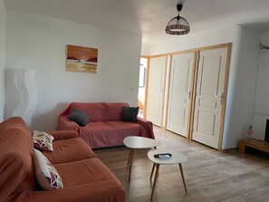 TV - Between sea and mountains, new T3 apartment with all amenities, in Ocana, Corsica (Ocana)