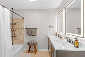 Hair dryer, towels, soap, shampoo - Casa Blue - Spacious and updated Home In Wyoming (Wyoming)