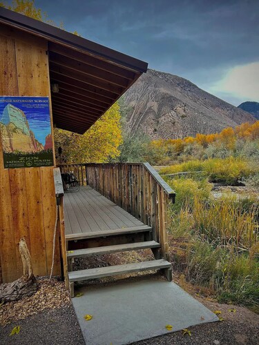 Zion NP themed Cabin on right the Sevier RIVER with breakfast included!  No pets