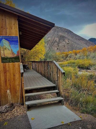Zion NP themed Cabin on right the Sevier RIVER with breakfast included!  No pets