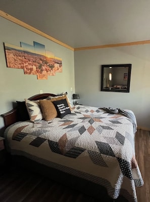 Tabla de planchar con plancha, wifi y ropa de cama