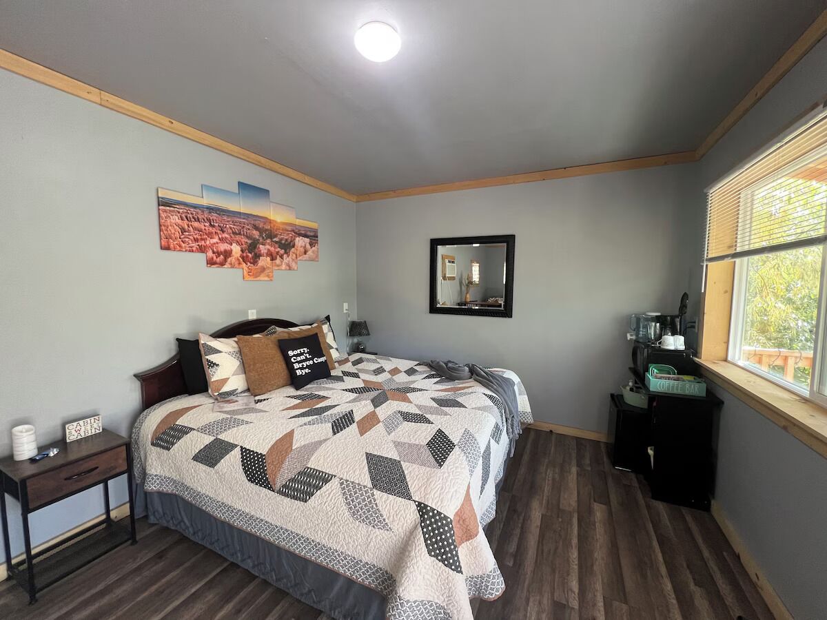 Een strijkplank/strijkijzer, wifi, beddengoed, rolstoeltoegankelijk