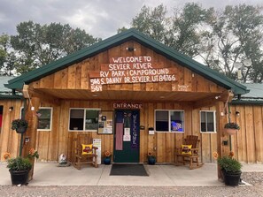 المنشأة من الخارج