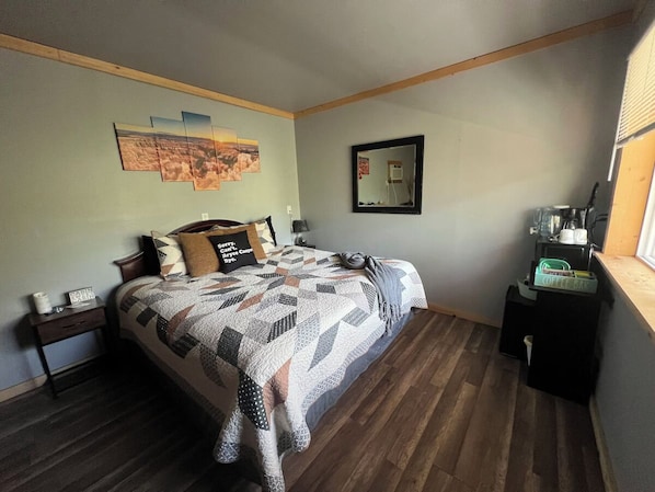 Tabla de planchar con plancha, wifi y ropa de cama