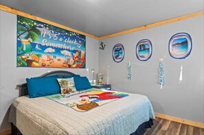 Tabla de planchar con plancha, wifi y ropa de cama