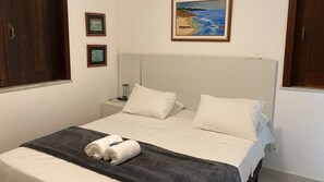 Basic Apartment | 6 bedrooms, free WiFi - House w/ Pool 200 m From the Beach Pro0003 (Camaçari)