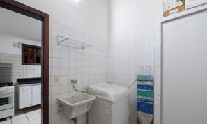 Une salle de bain avec un lavabo, un miroir et un espace douche.