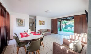 Apartment | Dining - House w/ Pool 200 m From the Beach Pro0003 (Camaçari)