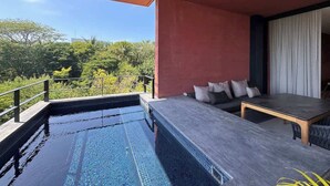 A modern outdoor pool area with a seating area and a view of the surrounding greenery. - Lujo Frente al Mar para 8 (Nay.)