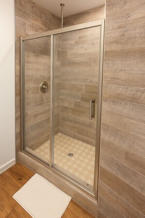 Shower, towels, soap, toilet paper - Casa Mercedes - 4 bedroom cozy family home (El Paso)