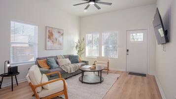 Casa (5 Bedrooms) | Sala de estar | TV 50 polegadas com canais digitais