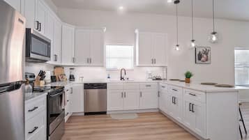 Casa (5 Bedrooms) | Cocina privada | Microondas, horno, cafetera y tetera y comedor