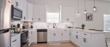 Nhà (5 Bedrooms) | Bếp riêng | Lò vi sóng, lò nướng, dụng cụ pha cà phê/trà, bàn ăn