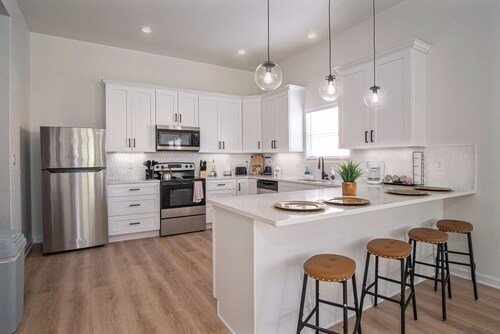 5br/3ba Minutes From the Action With Skyline Views