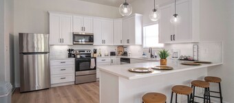 5br/3ba Minutes From the Action With Skyline Views