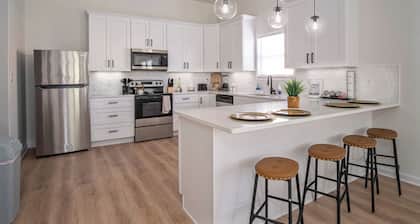 5br/3ba Minutes From the Action With Skyline Views