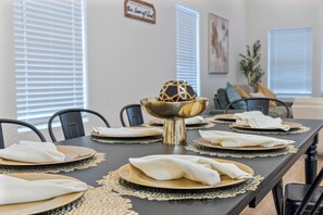 Dining - 5br/3ba Minutes From the Action With Skyline Views (San Antonio)