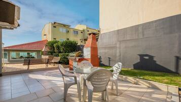 Basic Apartment | Outdoor dining