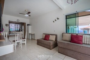 Basic Apartment | Living area