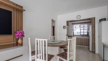 Basic Apartment | Dining