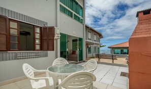 Apartemen Basic | Tempat makan outdoor