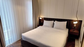 デラックス ルーム | 高級寝具、ミニバー、防音設備、アイロン / アイロン台