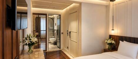 Economy Room, 1 Queen Bed, City View