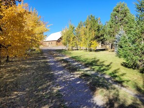 Property grounds - Beautiful 4-bedroom cabin in Saint Anthony perfect for your large group getaway (Saint Anthony)