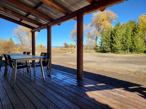 Outdoor dining - Beautiful 4-bedroom cabin in Saint Anthony perfect for your large group getaway (Saint Anthony)