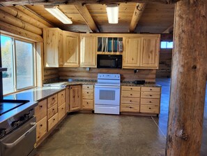 Fridge, microwave, oven, stovetop - Beautiful 4-bedroom cabin in Saint Anthony perfect for your large group getaway (Saint Anthony)