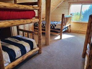 4 bedrooms, travel cot, free WiFi, bed sheets - Beautiful 4-bedroom cabin in Saint Anthony perfect for your large group getaway (Saint Anthony)