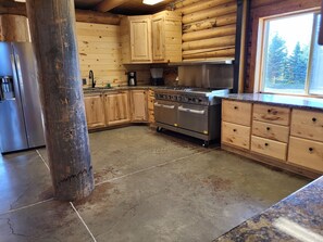 Fridge, microwave, oven, stovetop - Beautiful 4-bedroom cabin in Saint Anthony perfect for your large group getaway (Saint Anthony)