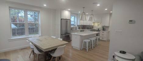 Geladeira, micro-ondas, fogão, cooktop