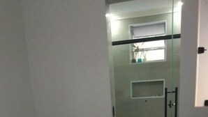 Una camera da letto con un letto, un comodino, un armadio e uno specchio.